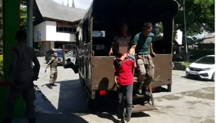 Satpol PP Padang Evakuasi Seorang Pria ke Rumah Sakit