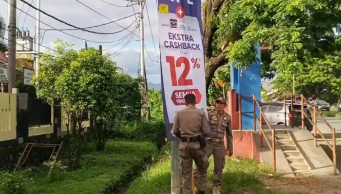 Satpol PP Padang Tertibkan Baliho Liar dan Akses Jalan