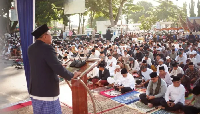 Ribuan Masyarakat Tanah Datar Laksana Salat Idul Adha di Lapangan Cindua Mato