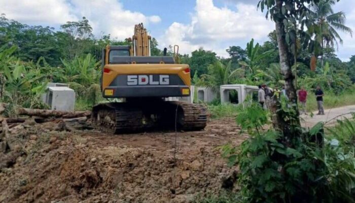 Pemkab Dharmasraya Bangun Jembatan Darurat Atasi Jalan Amblas