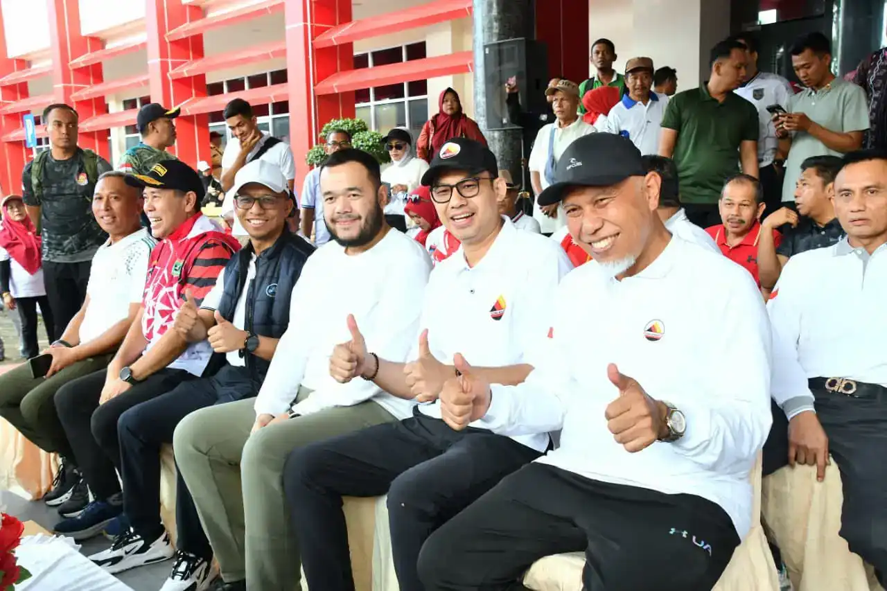 Jalan Santai dan Senam Massal Gebyar Gebu Minang Kota Padang, di kawasan Car Free Day Jalan Sudirman dan Lapangan Kantor Gubernur Sumbar, Minggu (17/5/2026) pagi. Foto : Istimewa