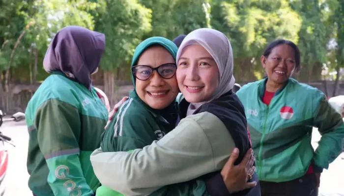 Kisah Haru Driver Ojol Perempuan Terima Paket Qurban dari Laznas PPPA Daarul Qur’an