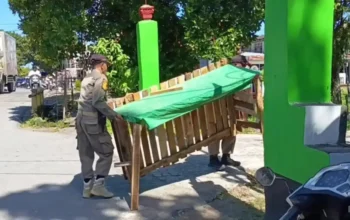Satpol PP Kota Padang Tertibkan Lapak Pedagang di Fasilitas Umum