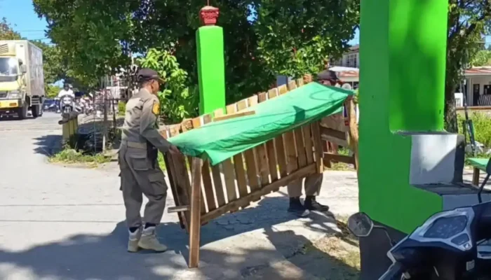Satpol PP Kota Padang Tertibkan Lapak Pedagang di Fasilitas Umum