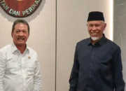 Gubernur Sumatera Barat (Sumbar), Mahyeldi Ansharullah memaparkan sejumlah rencana strategis pengembangan sektor kelautan dan perikanan Sumbar kepada Menteri Kelautan dan Perikanan RI, Sakti Wahyu Trenggono, dalam pertemuan di Jakarta, Senin (18/5/2026).