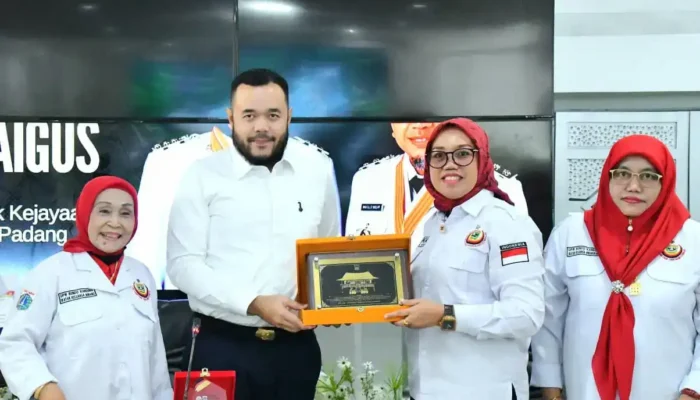 Bundo Kanduang IKM DKI Jakarta Salurkan Bantuan Kemanusiaan untuk Korban Bencana di Padang