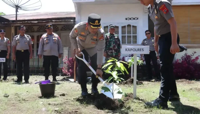 Hardiknas ,Polres Pasaman Barat Tanam Pohon di Sekolah