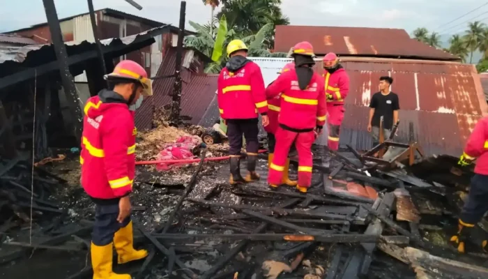 Kebakaran Gudang di Permukiman Padat Padang, 60 Personel Damkar Dikerahkan