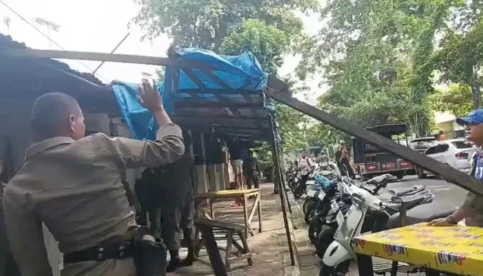 Satpol PP Padang Kembali Tertibkan Lapak PKL