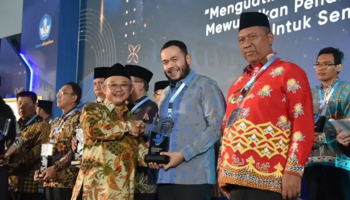 Pemko Padang Raih Penghargaan Validitas Data Pendidikan Terbaik dari Kemendikdasmen RI