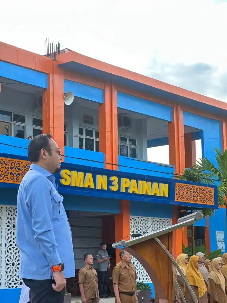Anggota Komisi IV DPR Rahmat Saleh saat menjadi inspektur upacara di SMA N 3 Painan, Kabupaten Pesisir Selatan, Senin (4/5/2026).