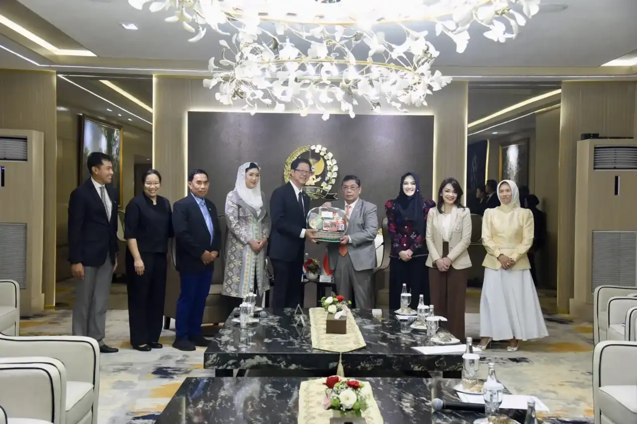 Ketua Komisi I DPR RI, Utut Adianto, saat menerima kunjungan Duta Besar Thailand untuk Indonesia di Ruang Delegasi, Kompleks Parlemen, Senayan, Jakarta, Rabu (13/5/2026). Foto: Arief/Karisma