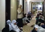 etugas Kloter 14 Embarkasi Padang menggelar bimbingan khusus fikih haji perempuan.