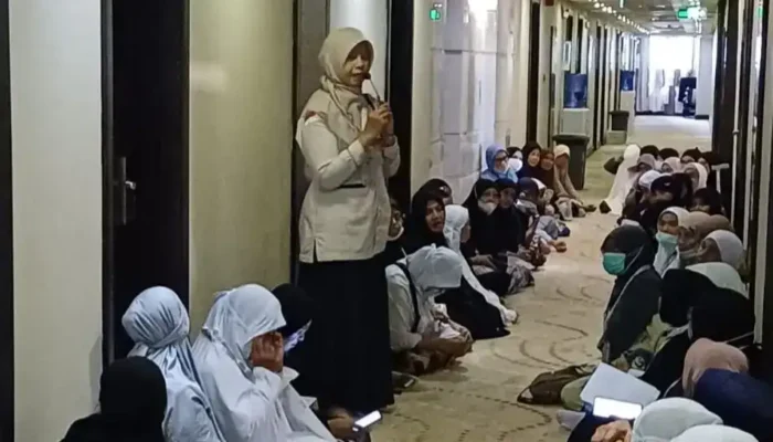 Jemaah Perempuan Kloter Padang Dapat Bimbingan Fikih Haid Saat Haji