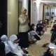 etugas Kloter 14 Embarkasi Padang menggelar bimbingan khusus fikih haji perempuan.