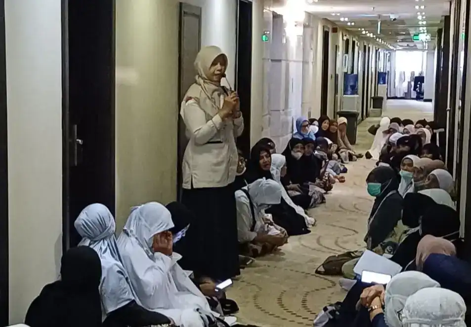 etugas Kloter 14 Embarkasi Padang menggelar bimbingan khusus fikih haji perempuan.