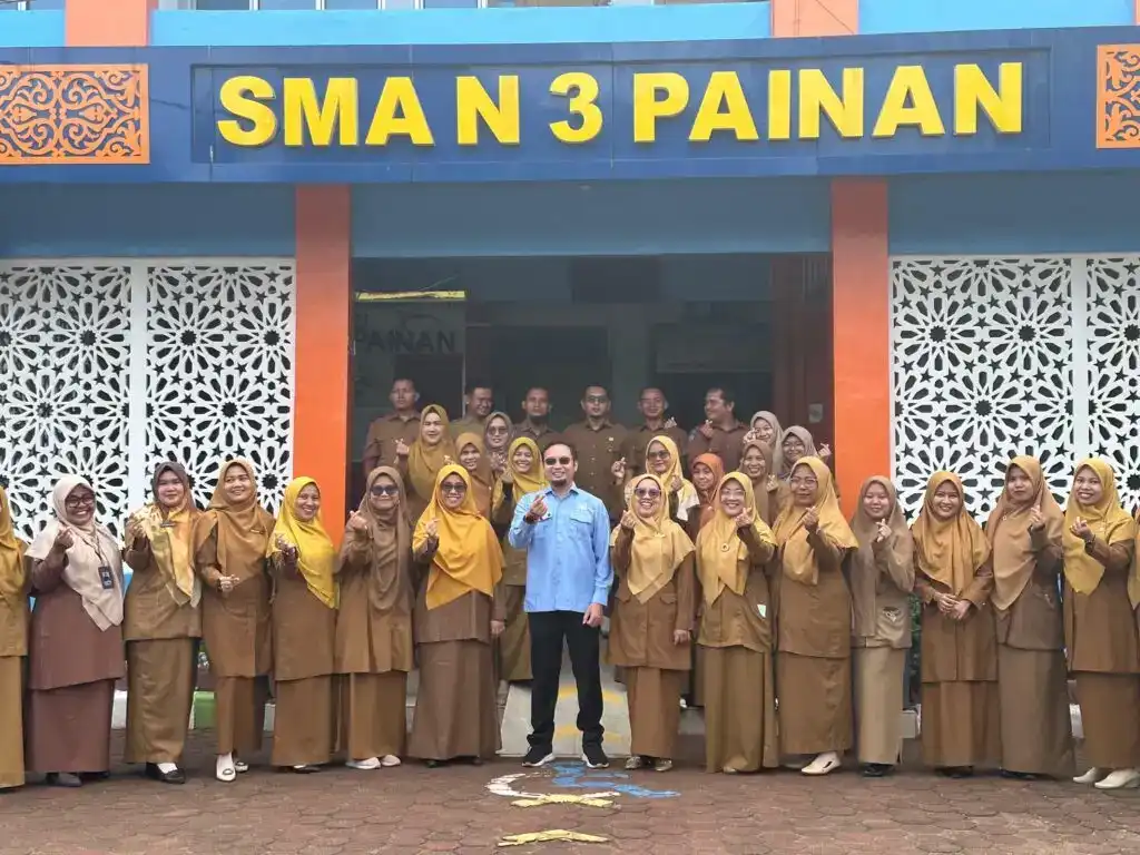 Anggota Komisi IV DPR RI Rahmat Saleh saat menjadi inspektur upacara di sekolah tersebut, Senin (4/5/2026).