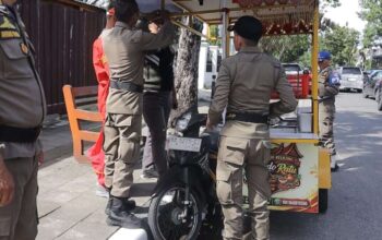 Tertibkan Fasilitas Umum, Satpol PP Padang Sisir Sejumlah Ruas Jalan