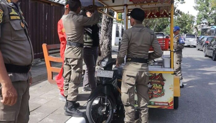 Tertibkan Fasilitas Umum, Satpol PP Padang Sisir Sejumlah Ruas Jalan