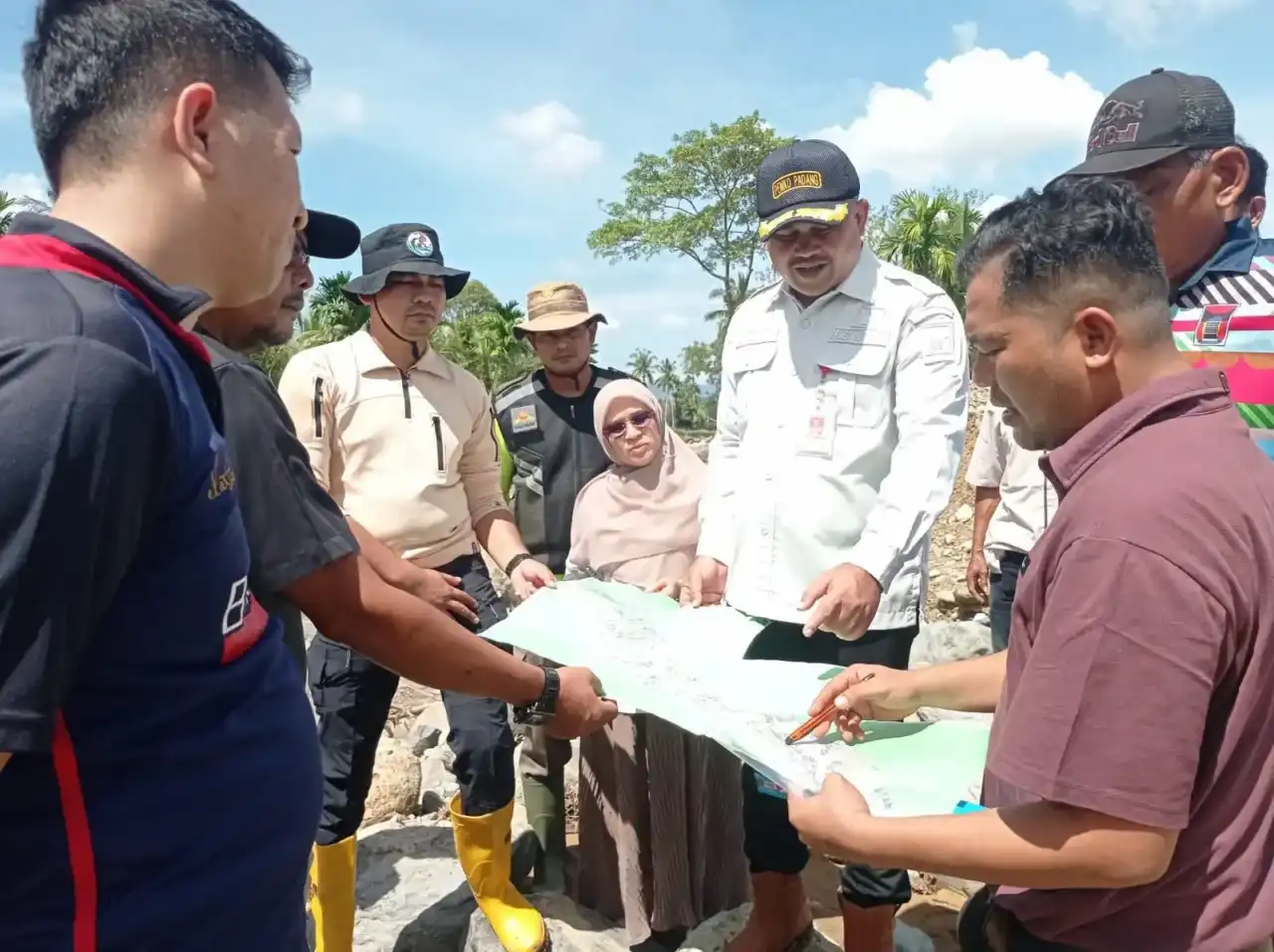 Penyaluran Bantuan oleh Pemko Padang di Wilayah Terdampak Bencana 21 Mei 2026, Jumat, 22 Mei 2026, Guo Lapau Munggu dan Kampuang Tanjuang, Kelurahan Kuranji, Kecamatan Kuranji. Foto : Istimewa