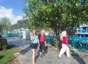 Kunjungan dan ketertarikan wisatawan asal Jerman di sejumlah destinasi wisata di Kota Padang, Sabtu, 23 Mei 2026, di Kawasan Kota Tua, Padang. Foto : Istimewa