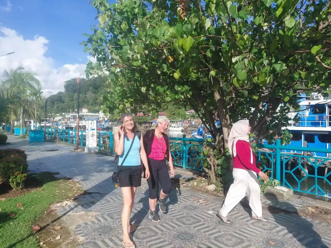 Kunjungan dan ketertarikan wisatawan asal Jerman di sejumlah destinasi wisata di Kota Padang, Sabtu, 23 Mei 2026, di Kawasan Kota Tua, Padang. Foto : Istimewa