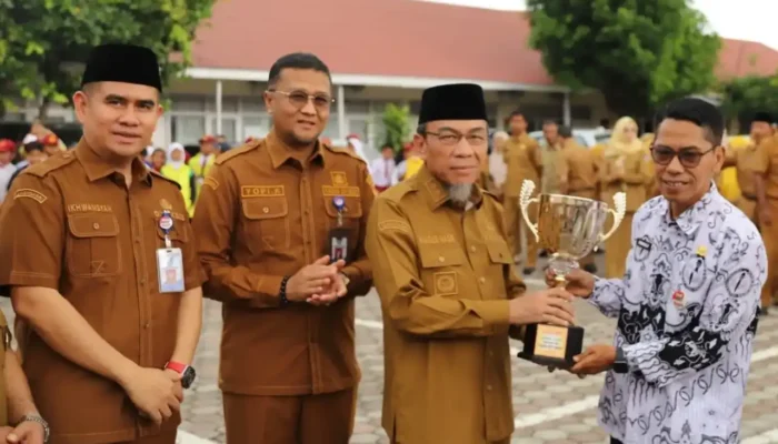 Wawako Maigus Nasir Serahkan Piala Pemenang O2SN Kota Padang 2026