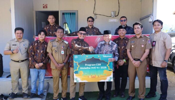 Telkomsel Serahkan Sapi Kurban untuk Warga Huntara Pauh Kota Padang