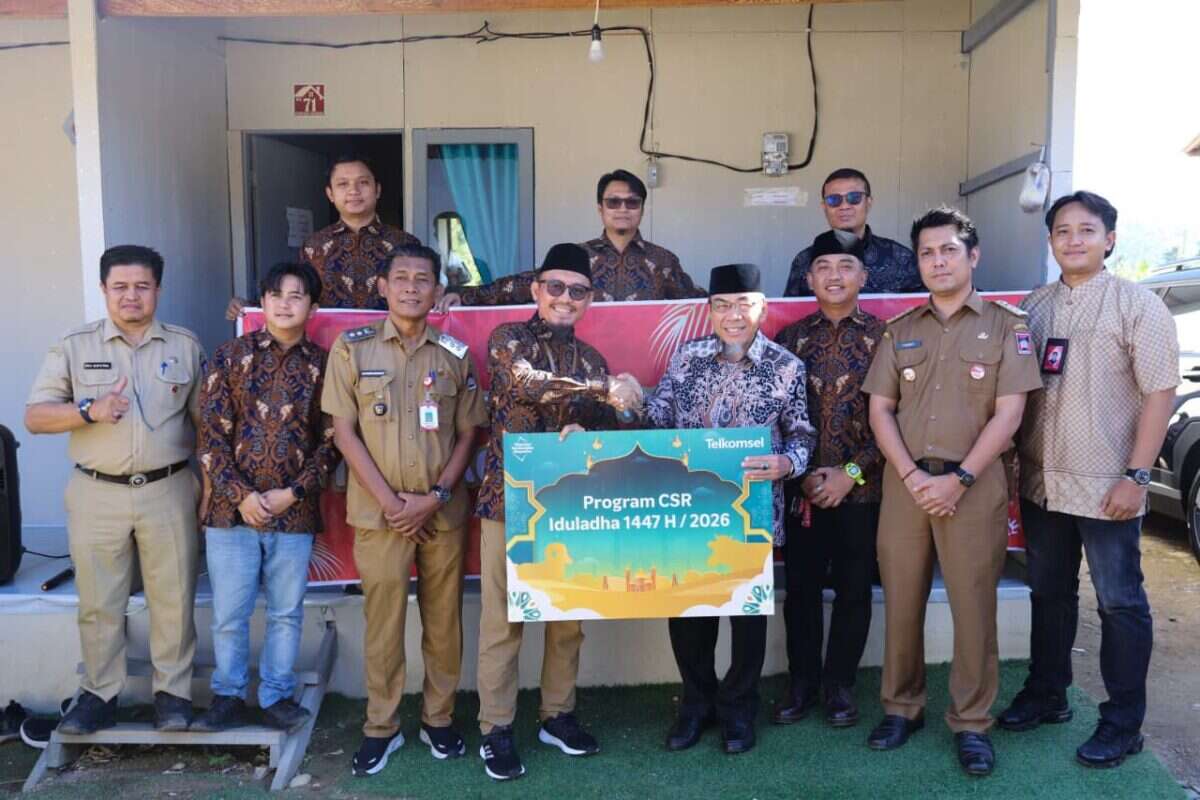 Penyerahan 1 Ekor Sapi Program Corporate Social Responsibility (CSR) Idul Adha 1447 Hijriah dari Telkomsel di Huntara Kecamatan Pauh, Kota Padang, Selasa (26/5/2026). Foto : Istimewa