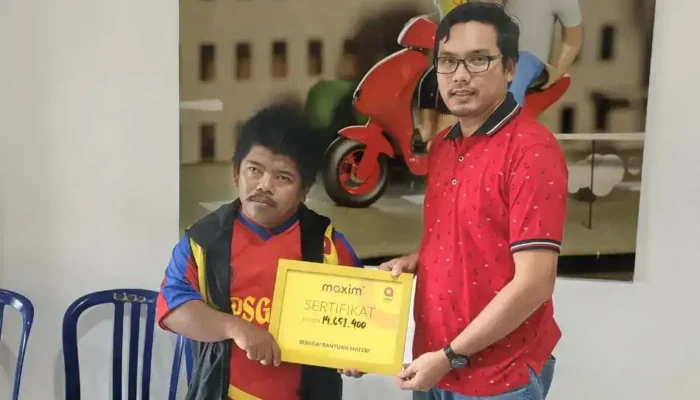 Maxim Salurkan Santunan Pengobatan Untuk Mitra Pengemudi Padang