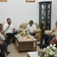 Wali Kota Padang Fadly Amran menerima kunjungan Pengurus Kampung Keluarga Berkualitas (KB) Baringin Sakti, Kelurahan Koto Baru Nan XX, Kecamatan Lubuk Begalung, di Rumah Dinas Wali Kota Padang, Rabu (6/5/2026).