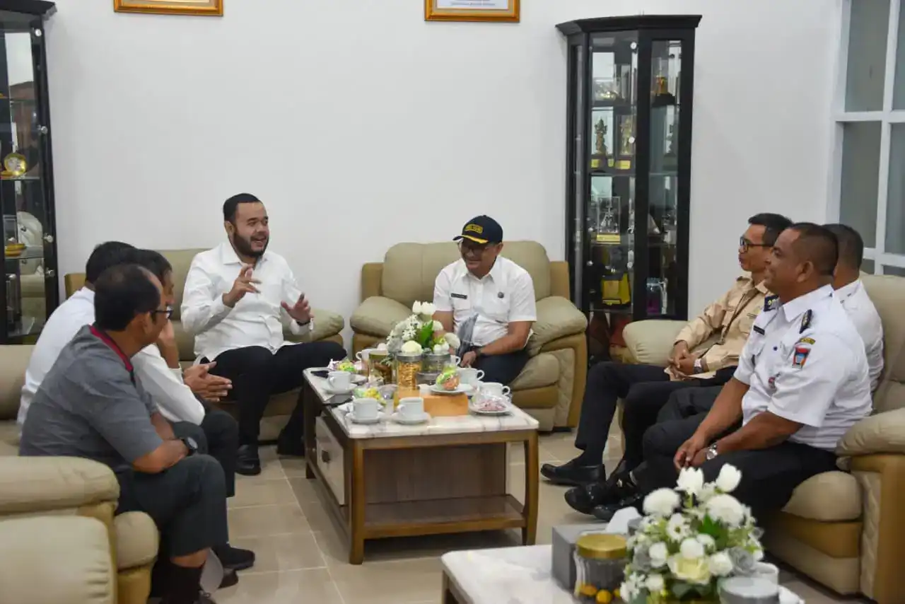 Wali Kota Padang Fadly Amran menerima kunjungan Pengurus Kampung Keluarga Berkualitas (KB) Baringin Sakti, Kelurahan Koto Baru Nan XX, Kecamatan Lubuk Begalung, di Rumah Dinas Wali Kota Padang, Rabu (6/5/2026).