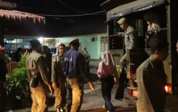 Razia Dini Hari, Satpol PP Padang Amankan 22 Orang di Penginapan