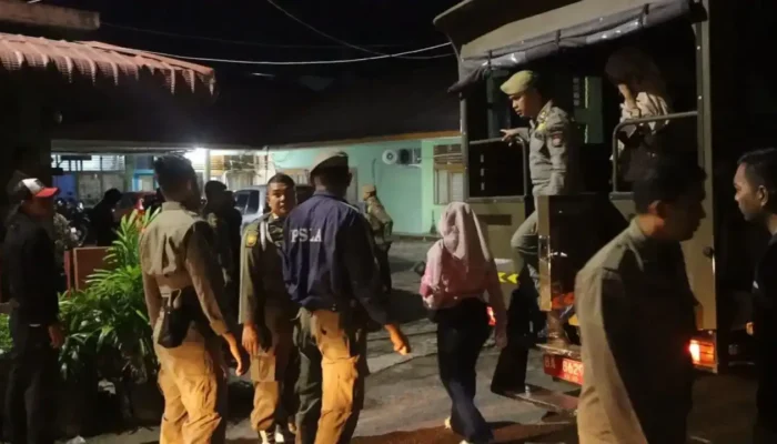 Razia Dini Hari, Satpol PP Padang Amankan 22 Orang di Penginapan