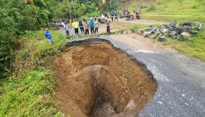 Banjir dan Longsor Terjang Limapuluh Kota, 2.000 Jiwa Terisolasi Akibat Akses Jalan Amblas
