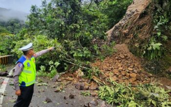 Polda Sumbar Tutup Total Jalur Lembah Anai Akibat Longsor