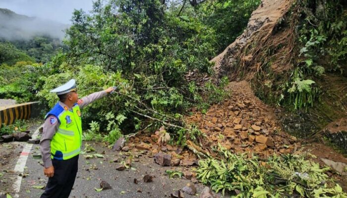 Polda Sumbar Tutup Total Jalur Lembah Anai Akibat Longsor
