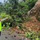 lembah-anai-lumpuh-total-akibat-longsor,-dirlantas-polda-sumbar-imbau-pengendara-cari-jalur-alternatif