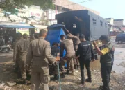 satpol-pp-padang-gusur-lapak-pkl-di-pasar-raya-barat,-akses-revitalisasi-dibuka