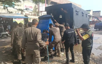 Satpol PP Padang Tertibkan Lapak PKL Demi Kelancaran Revitalisasi Pasar Raya