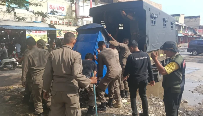 Satpol PP Padang Tertibkan Lapak PKL Demi Kelancaran Revitalisasi Pasar Raya