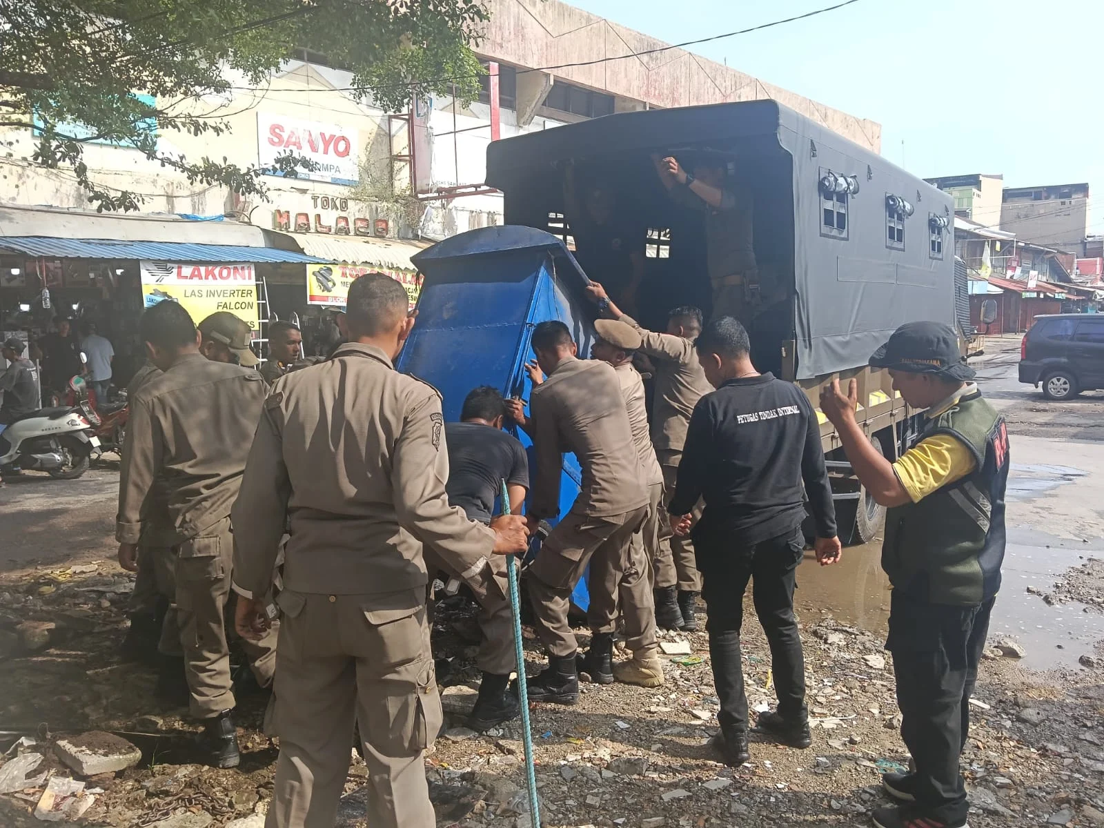 satpol-pp-padang-gusur-lapak-pkl-di-pasar-raya-barat,-akses-revitalisasi-dibuka