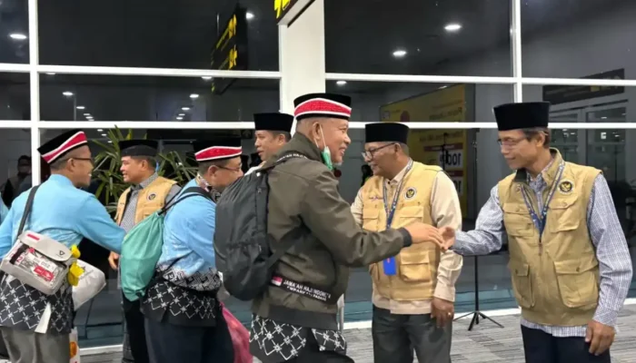 Diiringi Hujan Deras, Jemaah Haji Kloter 6 Debarkasi Padang Tiba Dini Hari