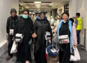 Proses pemulangan jemaah haji Debarkasi Padang memasuki fase akhir. Kelompok Terbang (Kloter) 12 yang mendarat di Bandara Internasional Minangkabau (BIM), Rabu (17/6/2026). Foto : Istimewa