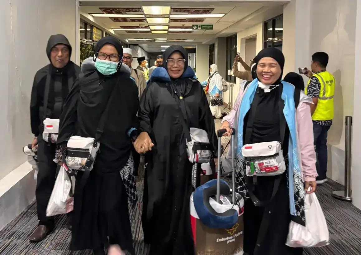 Proses pemulangan jemaah haji Debarkasi Padang memasuki fase akhir. Kelompok Terbang (Kloter) 12 yang mendarat di Bandara Internasional Minangkabau (BIM), Rabu (17/6/2026). Foto : Istimewa