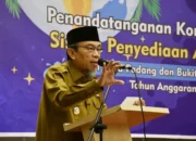 Wakil Wali Kota Padang Maigus Nasir menyaksikan secara langsung penandatanganan kontrak paket kegiatan Sistem Penyediaan Air Minum (SPAM) di Padang, Selasa (23/6/2026).