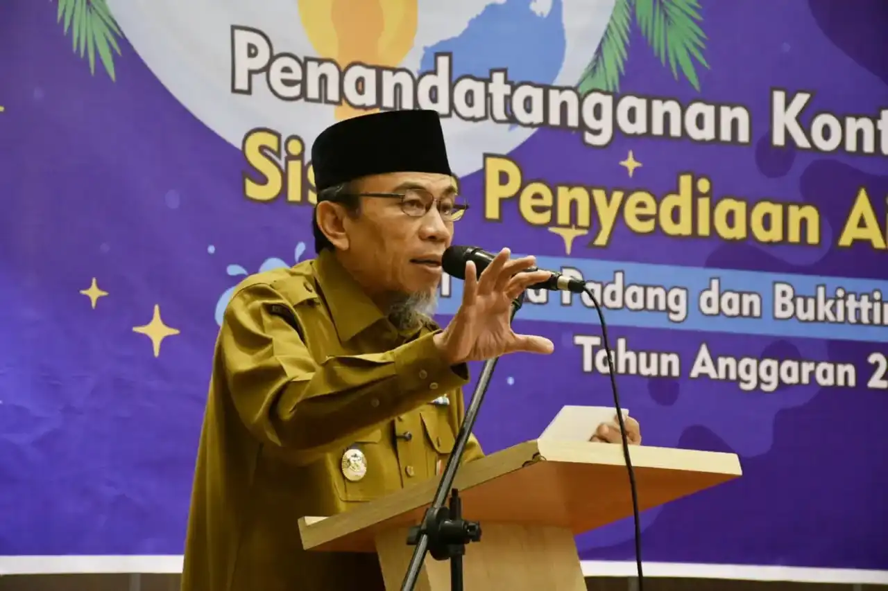 Wakil Wali Kota Padang Maigus Nasir menyaksikan secara langsung penandatanganan kontrak paket kegiatan Sistem Penyediaan Air Minum (SPAM) di Padang, Selasa (23/6/2026).