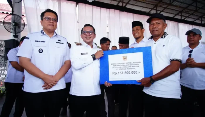 Pemkab Tanah Datar Salurkan Bantuan Dana Bagi Korban Bencana 2025