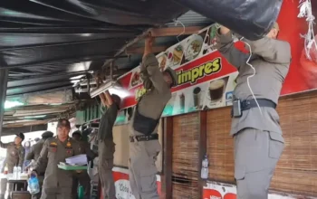 Satpol PP Kota Padang Bongkar Bangunan Liar di Padang Utara