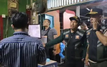Satpol PP Padang Tertibkan Remaja Bermain Warnet hingga Larut Malam
